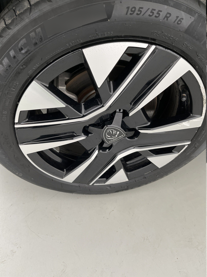 Peugeot 208 — photo 60