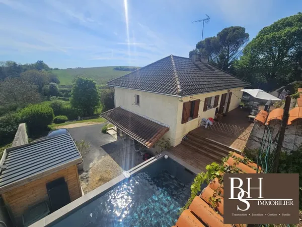 MIGNE-AUXANCES, maison d'environ 152 m² avec piscine dans un en