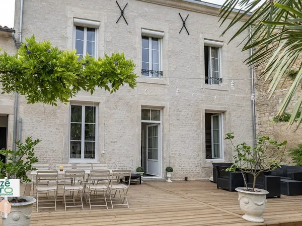 Maison du XIX ème siècle avec jardin, terrasse, orangerie et