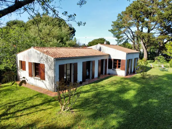 Maison familiale avec grand terrain boisé de 1890 m2 à Le Gr