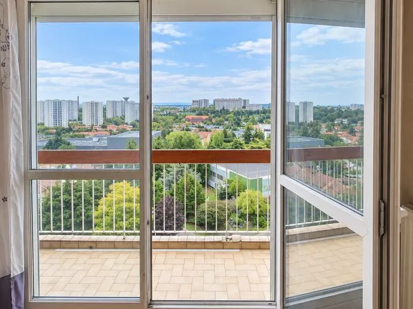 T4 82 m² - 9e étage avec ascenseur - balcon, vue dégagée, parking et cave - Saint-Fons