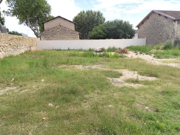 JONQUIERES SAINT VINCENT - TERRAIN 559m2 VIABILISE ET CLOTUR
