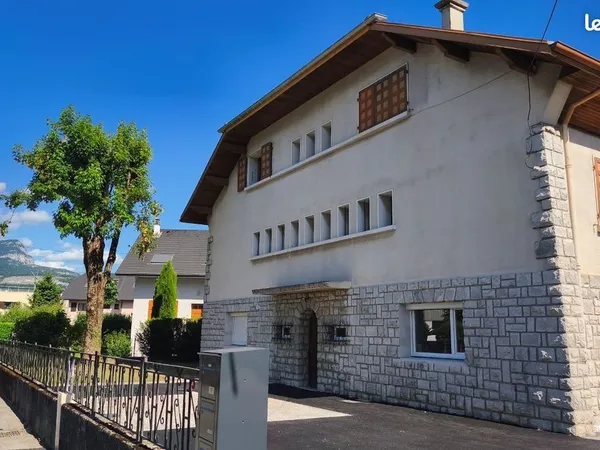 La Motte Servolex- T4 de 109M2 au sol plus combles aménageables- Travaux à prévoir