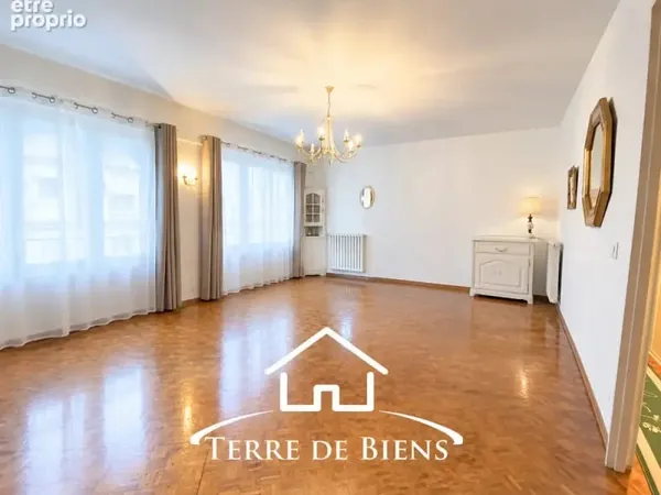 Appartement T5 de 110 m2 avec terrasse de 40m2 et 2 places de stationnement, Centre-ville de Soisson