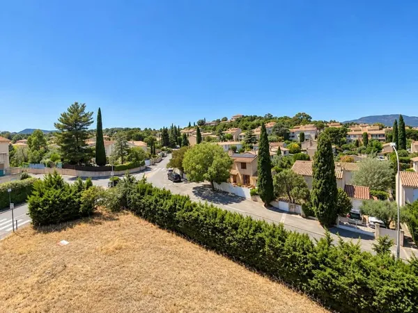 Appartement rénové de 80 m² avec 3 chambres et parking privatif Cogolin centre à pied