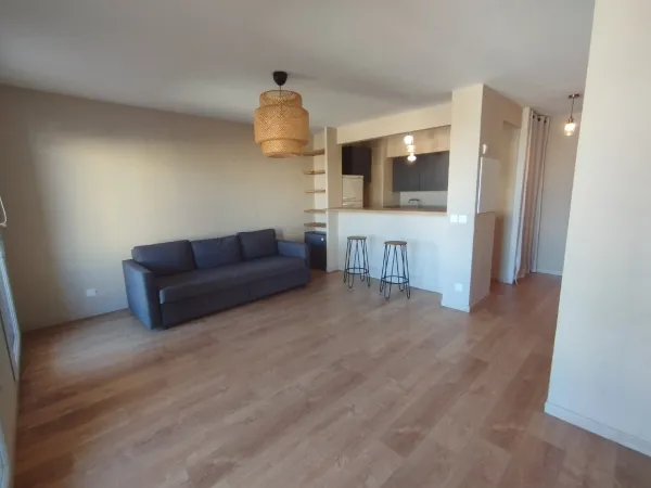 Loue appartement rénové et meublé