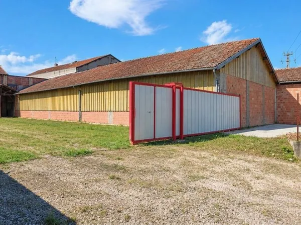 HANGAR 1030 M2 SITUÉ EN ZONE URBAINE + TERRAIN A BATIR de 420 M2