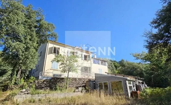 Grande Maison , Terrain Et Vue