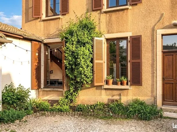 A Beaune, pépite de 104m². Maison de ville dans une petite copropriété avec 3 chambres et caves Voût