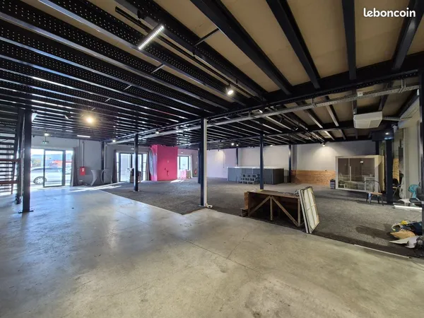 Local commercial 450 m² Saint-Estève