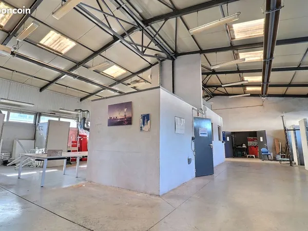 Local 390 m² PAU