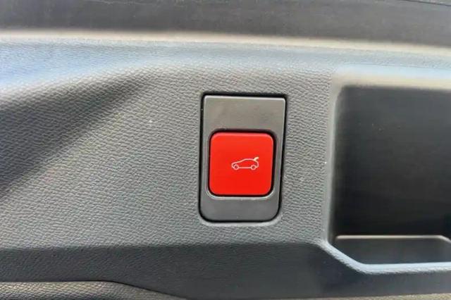 Peugeot 5008 electrique 210 ch 73 kwh — photo 16