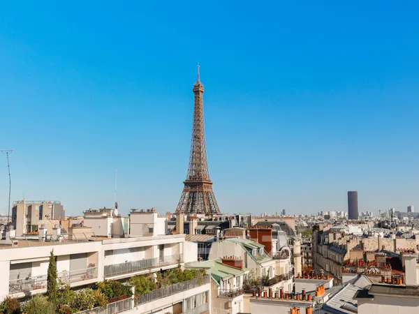 Duplex en dernier étage avec de multiples terrasses et vues dégagées sur la Tour Eiffel et Paris - T
