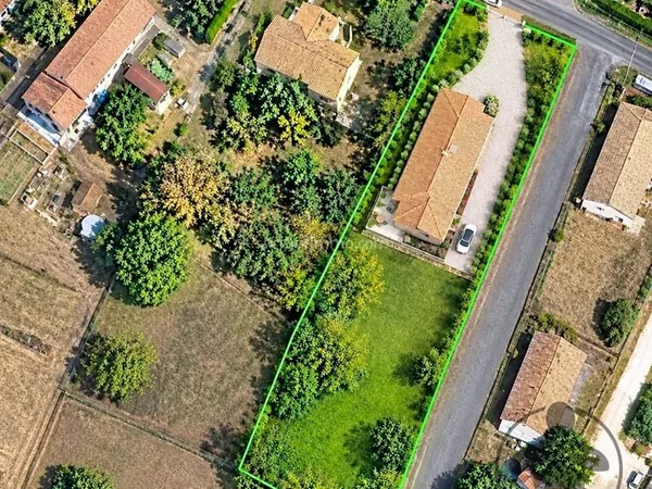 Terrain constructible à Les Églisottes-et-Chalaures