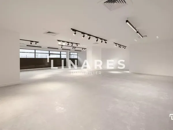 LA MARTINE - Local de 155m2 - 4 Places de Parkings