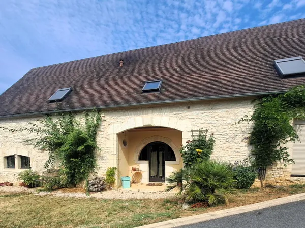 Superbe maison en pierre, rénovée, prestations de qualité, très belle vue et double garage. Dans un 