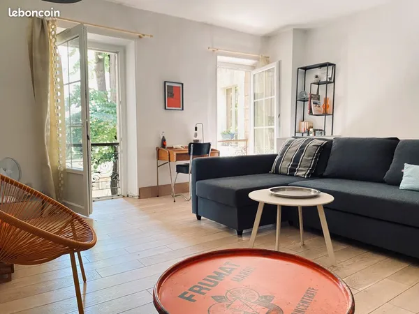 A louer Avignon vieux centre (proche Halles), 2 pièces, 56 m2 (+petit balcon), 650 euros cc