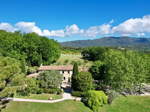 A vendre - Mas du XVIIIe de caractère avec parc, piscine, tennis et panorama remarquable dans le Sud