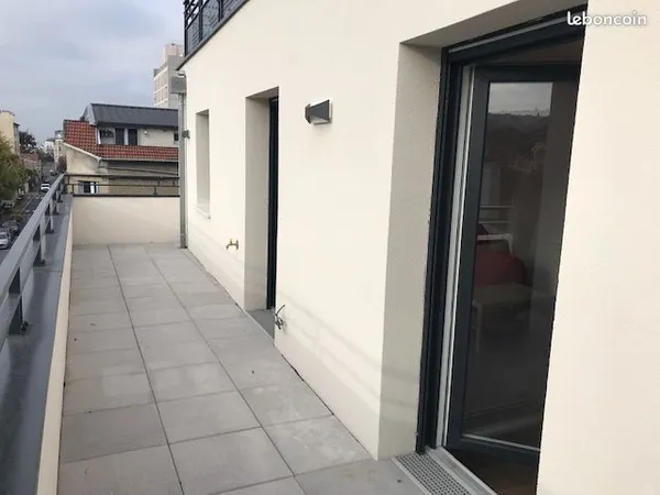 Très beau deux pièces avec terrasse exposé sud dans immeuble de standing, quartier Paul Vaillant-Cou