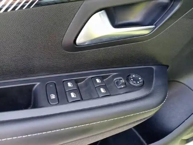Peugeot 208 puretech 100 s&amp;s bvm6 — photo 15