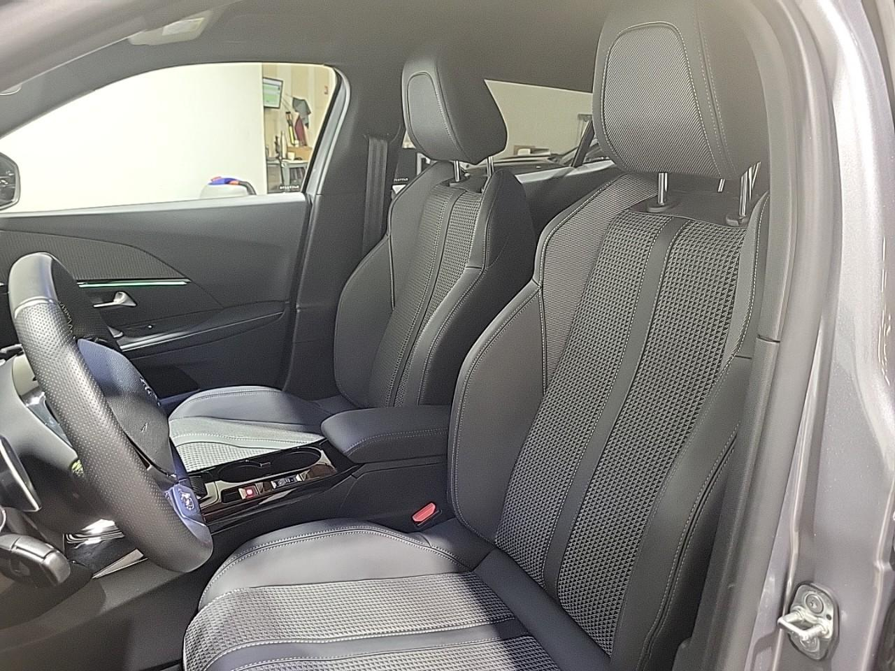 Peugeot 2008 puretech 130 s&s eat8 gt — photo 10