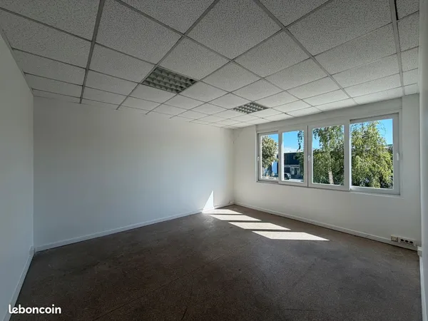 Bureaux privatifs à louer (68m²) - Thiais (Zone Sénia) - 5 bureaux de 7 à 21 m²