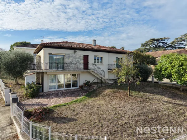 A Vendre Maison de 185 m² avec jardin clôturé dans un quartier résidentiel de Condom.