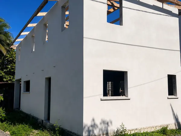 Maison neuve à terminer avec piscine - Terrain de 288 m² -