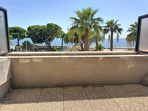 JUAN LES PINS CENTER BAY VASTE 2P 60m2 FACE MER GARAGE