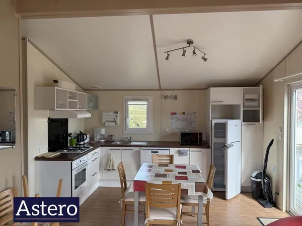 EXCLUSIVITÉ - CHALET AVEC TERRAIN PRIVATIF, VUE LAC ET HABITABLE TOUTE L'ANNÉE !