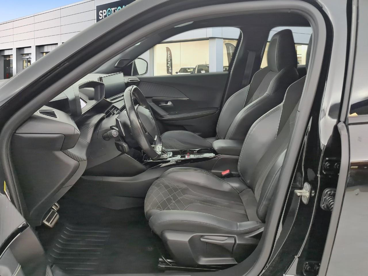 Peugeot 2008 puretech 155 s&s eat8 gt pack — photo 9
