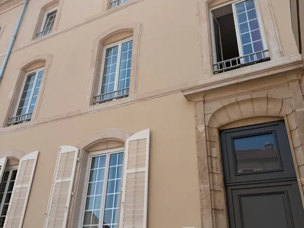 T1 meublé rénové - véritable cuisine indépendante - calme côté parking - tram T2 à 100 m - gare acce