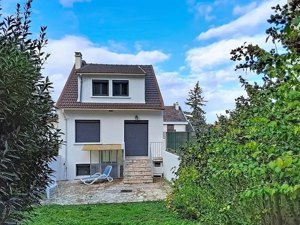 Maison familiale avec jardin au coeur du village de Buzenval