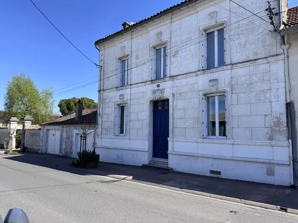 Charmante Maison de Ville avec Grand Jardin Privé