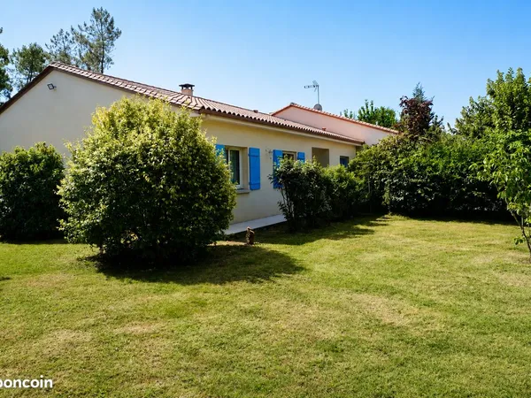 Maison de plain-pied contemporain de type 5 avec piscine