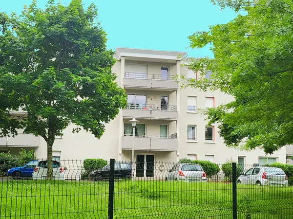 PARC PALMER : BEAU T2 AVEC TERRASSE ET PARKING.