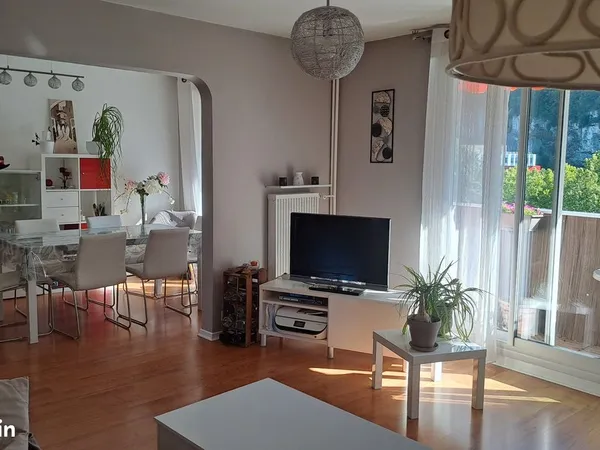 Appartement T3 lumineux vue dégagée montagnes