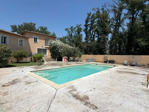 Villa traditionnelle avec piscine sur 2300 m² de jardin clos et