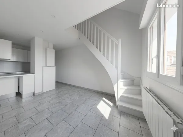 Duplex lumineux avec parking - centre-ville d'ozoir-la-ferrière - 930 c.c