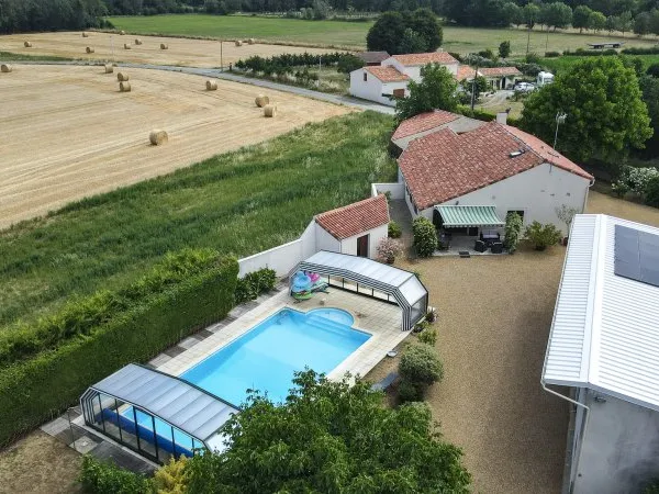 Propriété de caractère avec piscine, grand garage et dépendances à Nalliers (Vendée)