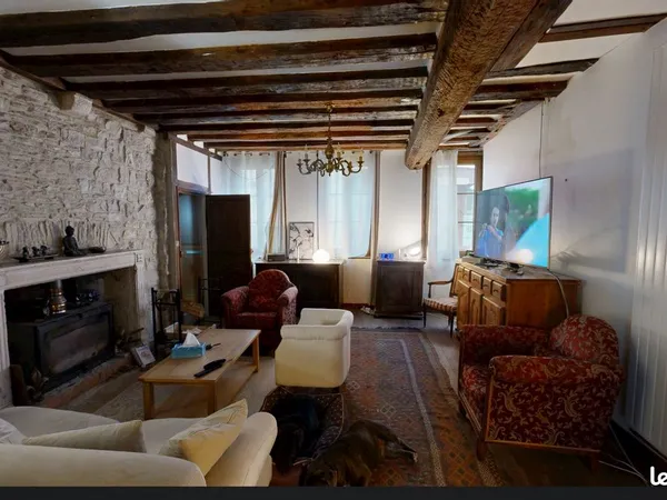 Bar-sur-Seine centre : Bâtisse XVIIe de caractère (135 m²) avec garage