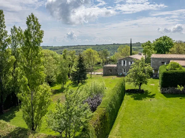 Propriété de caractère en pierre avec gîtes, piscine - écrin de nature en Ardèche.
