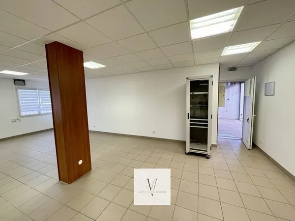 AY-SUR-MOSELLE - Bureaux professionnels - Local - 95m2