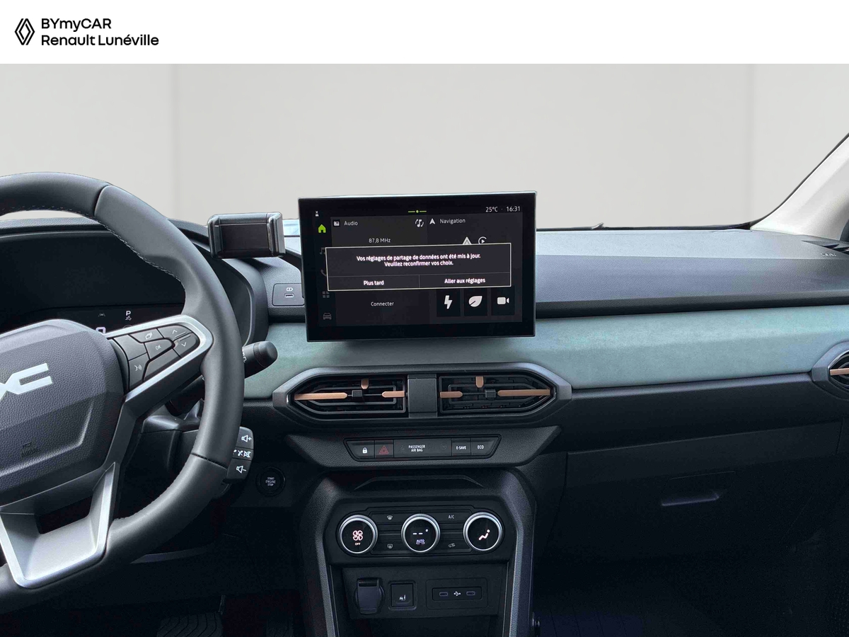 Dacia Sandero Hybrid 155 — photo 16