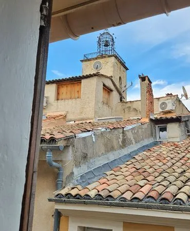 Appartement rénové et lumineux avec combles privatives - centre historique de manosque - ideal primo