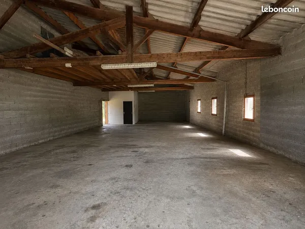 Entrepôt, local d'activité indépendant 160 m² avec bureau et terrain - Cadarache / ITER
