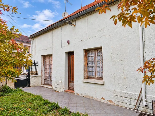 MAISON FAMILIALE AU SEIN D'UNE COMMUNE AVEC GROUPE SCOLAIRE ET COMMERCES