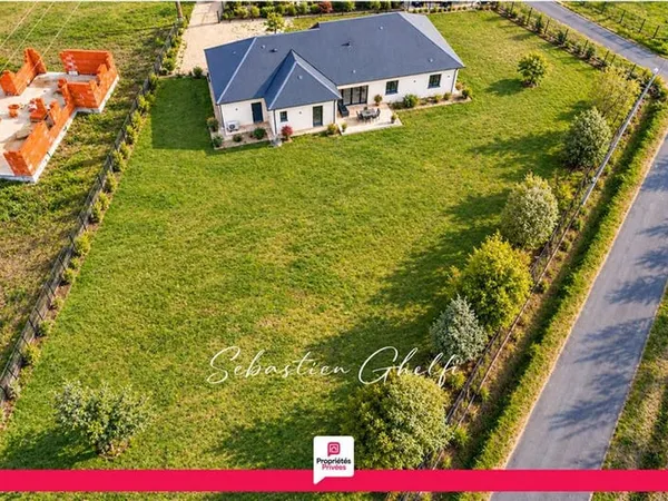 Belle maison de plain-pied avec 4 chambres-cellier-grand garage-2847m²