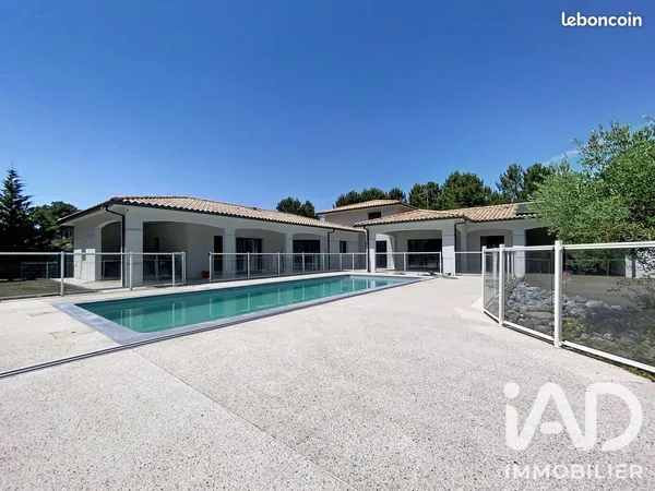Maison 10 pièces 236 m²