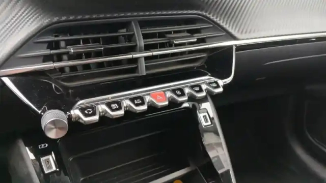 Peugeot 208 electrique 50 kwh 136ch — photo 35